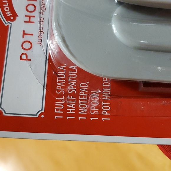 NWOT ❤️ Holiday Host gift!!🖤 Kitchen/Potholder Set 🎁 🍪 Great gift!! 💚🖤🤍❤️ - Picture 3 of 4